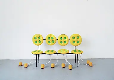 Pump it up !, 2011 Chaise gonflable, structure en métal, deux coussins gonflables médicaux en PVC, boules en bois, deux gonfleurs à pied, 46 x 46 x 82 cm